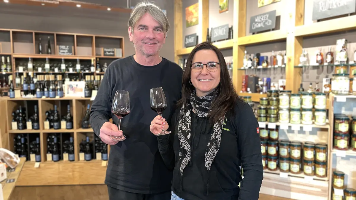 Thomas und Janet Tensfeldt, die Inhaber des Weinfachhandels Der Korken bei Lübben am 15.12.2025