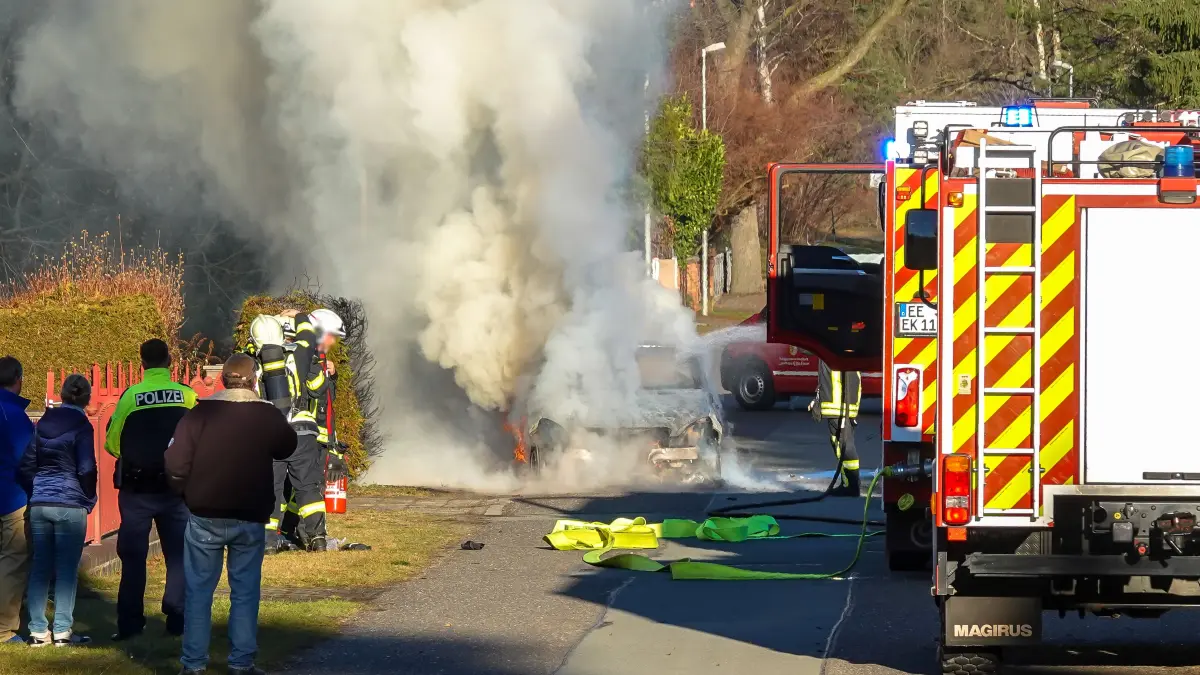 Ein Auto hat in Biehla, einem Stadtteil von Elsterwerda, Feuer gefangen. Der Pkw stand beim Eintreffen der Feuerwehr im Vollbrand.