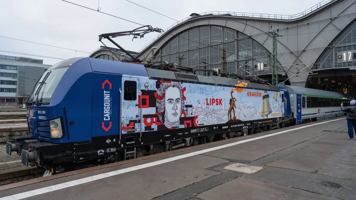 (Leipzig, 14. Dezember 2025) Ab heute sind Leipzig und Südpolen erstmals mit Eurocity (EC)-Zügen direkt auf der Schiene miteinander verbunden. Die Deutsche Bahn (DB) und die polnische PKP Intercity (PKP IC) bieten mit dem ab heute gültigen Fahrplan 2026 die komplett neu eingeführte Verbindung Leipzig–Breslau–Krakau mit zwei EC-Zügen pro Tag und Richtung in Kooperation an.