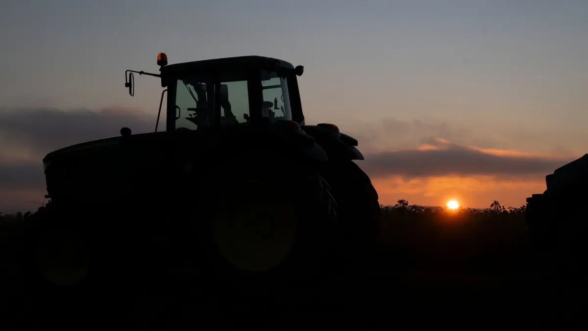 Demonstration von Landwirten vor Lidl-Zentrale: 15.12.2025, Baden-Württemberg, Bad Wimpfen: Landwirte mit Traktoren demonstrieren vor der Lidl-Zentrale. Anlass sind bundesweite Bauernproteste wegen zu niedriger Milch- und Butterpreise. Foto: Marijan Murat/dpa +++ dpa-Bildfunk +++