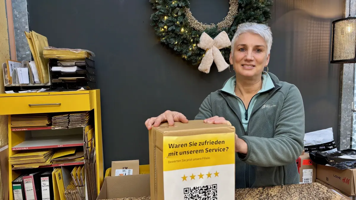 Birgit Glodny nimmt im Blumenhaus Glodny in Sielow Pakete und Päckchen entgegen. In der Vorweihnachtszeit sind es oft mehr als 50 Stück pro Tag. Sie gehört zu den 15 DHL-Partner-Filialen.