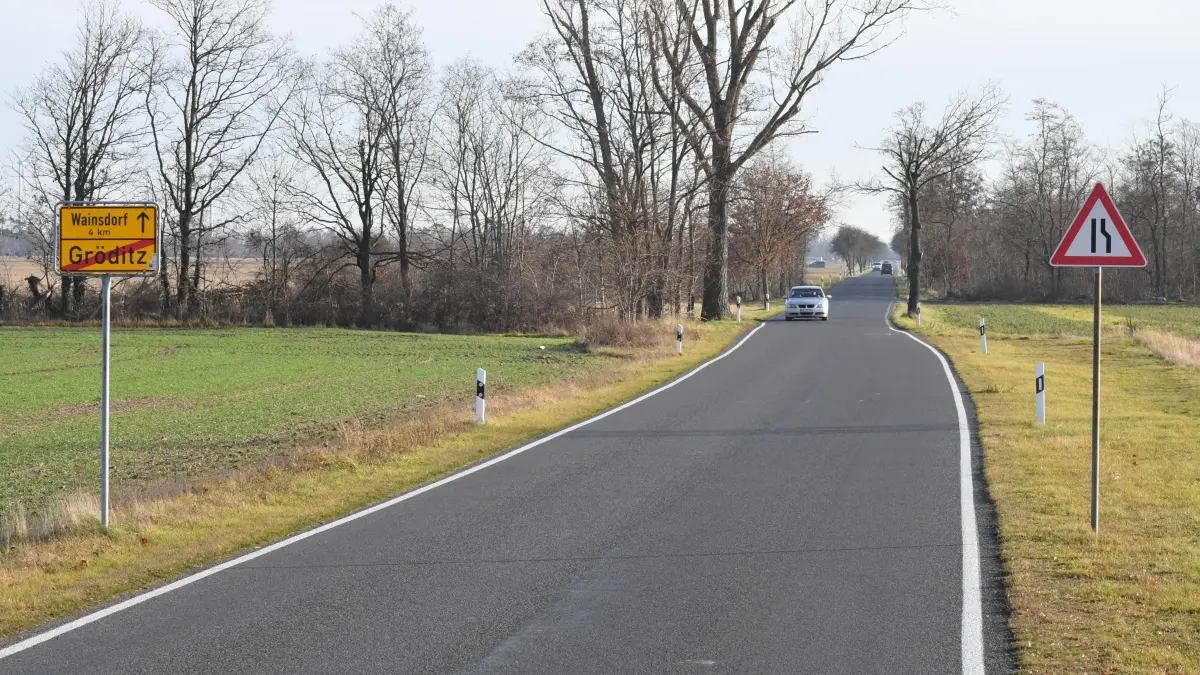 Unfallstelle Radfahrer (17) aus Wainsdorf vom Elsterschloss- Gymnasium Elsterwerda - Radwege in Peru – Tote in Deutschland : Unfallstelle Radfahrer (17) aus Wainsdorf vom Elsterschloss- Gymnasium Elsterwerda - Radwege in Peru – Tote in Deutschland
- Aus Richtung Gröditz in Richtung Wainsdorf sei ein Radweg geplant. Gleich hinter dem Ortsausgang von Gröditz verengt sich die Straße. Hier haben gerade mal zwei Autos nebeneinander Platz. Radfahrer leben hier gefährlich!