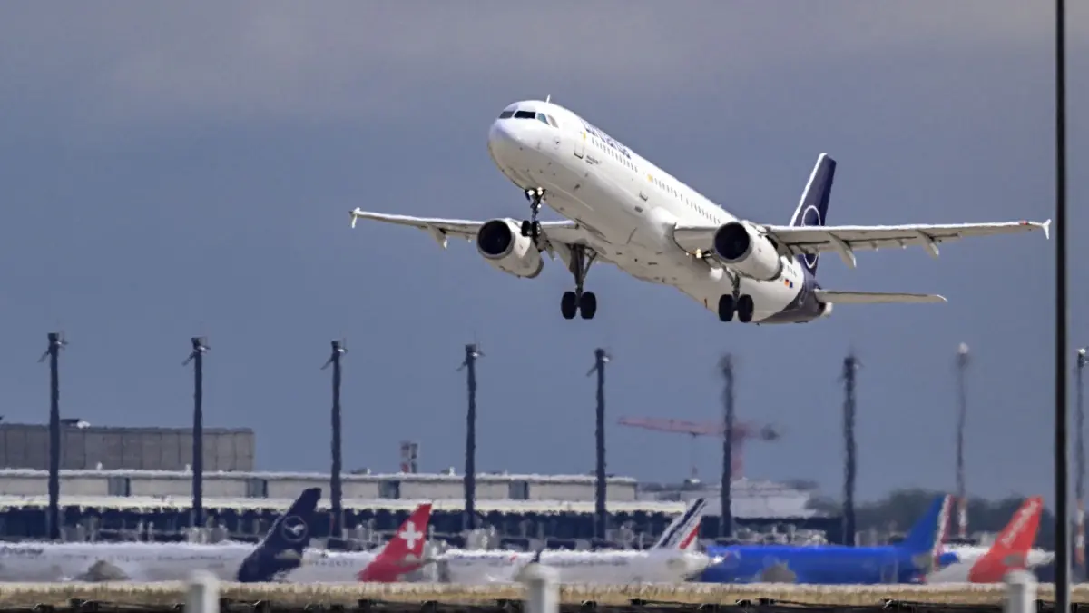 Flughafen Berlin-Brandenburg: ARCHIV - 24.07.2025, Brandenburg, Schönefeld: Ein Airbus der Fluggesellschaft Lufthansa mit Flugziel Frankfurt hebt vom FLughafen «Willy Brandt» Berlin Brandenburg (BER) ab. (zu dpa: «Verkehrssenatorin spricht sich für dritte BER-Landebahn aus») Foto: Soeren Stache/dpa +++ dpa-Bildfunk +++