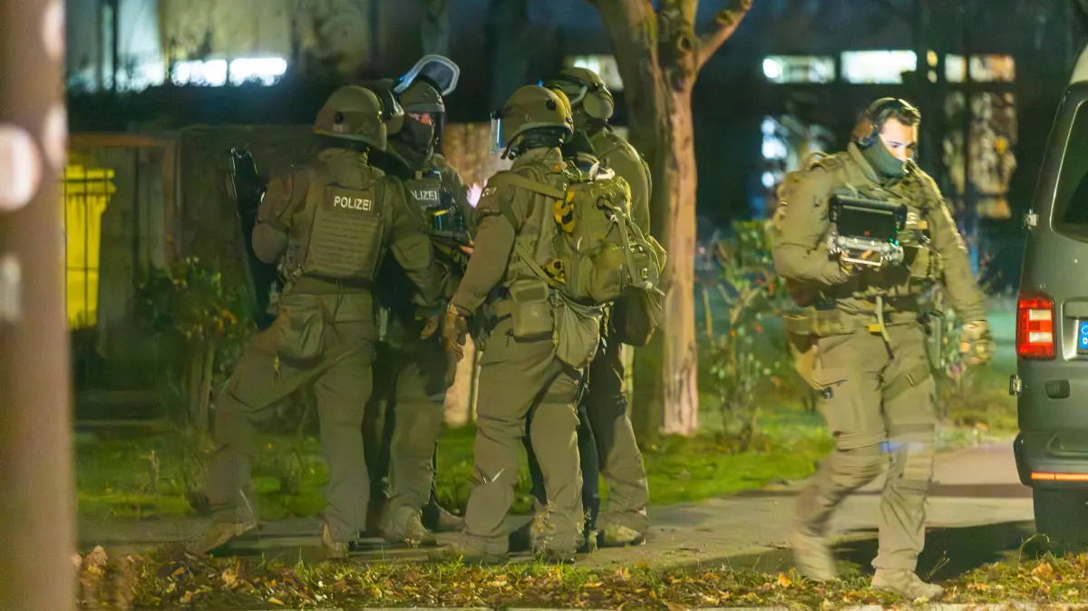 Einsatzkräfte des SEK bei ihrem Einsatz im Cottbuser Stadtteil Schmellwitz. Hier war ein Nachbarschaftsstreit eskaliert.