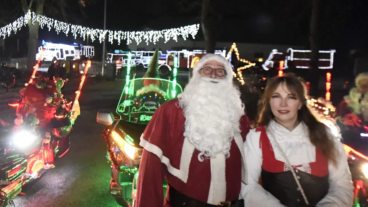 In Halbendorf machte die Weihnachtsfeier am Wochenende Station, am Dienstag auch zur Schule und zur Kita in Schleife bevor am kommenden Samstag die große Abschlusstour durch Weißwasser führt.