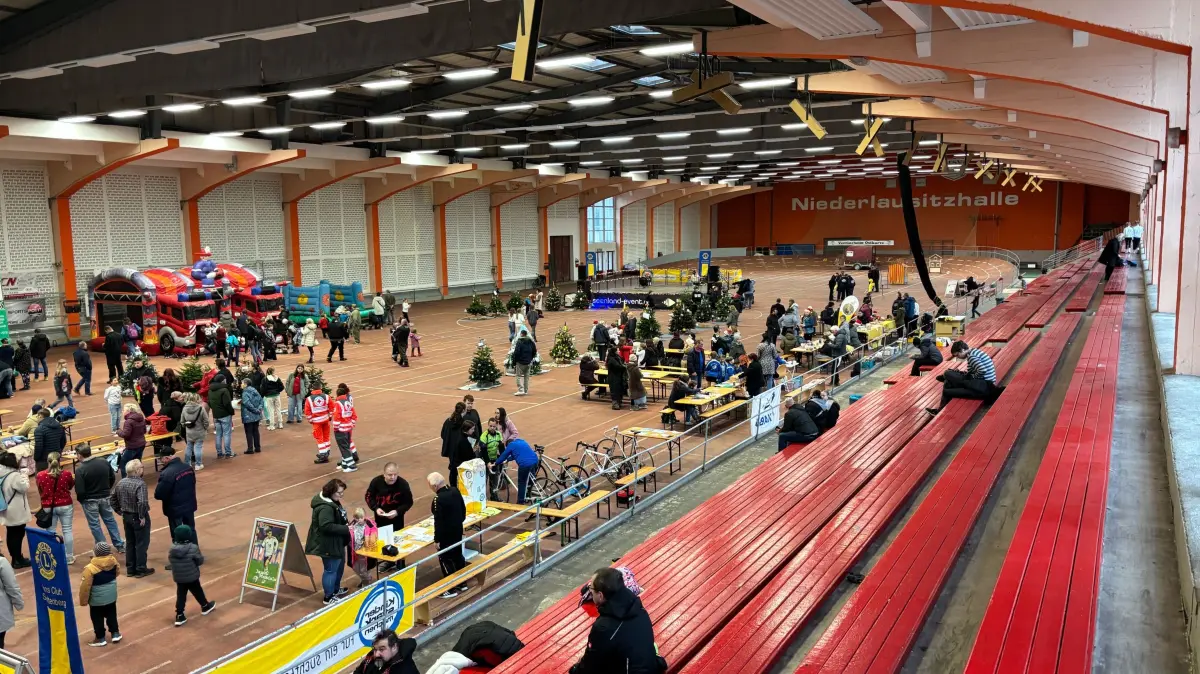 Blick in die inzwischen altehrwürdige Senftenberger Niederlausitzhalle. Das Gebäude wartet auf eine umfassende Sanierung und Modernisierung. Allerdings rücken die Bauleute noch nicht gleich morgen an.