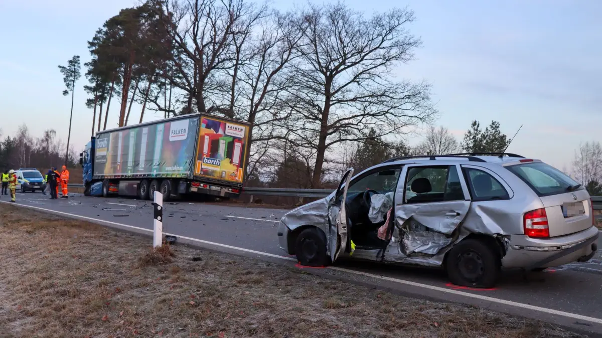 Unfall in Cottbus: Dieser Pkw und der Lkw waren zwei der am Unfall beteiligten Fahrzeuge. Die B168 war für Stunden gesperrt.