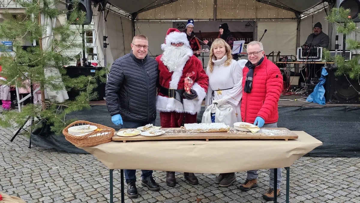 Der Ortrander Adventszauber ist dann eröffnet, wenn Bürgermeister Maik Bethke (r.) mit Weihnachtsmann und Engel den Stollen angeschnitten hat. 2024 ist er auch von seinem Stellvertreter Silvio Schielinski unterstützt worden.