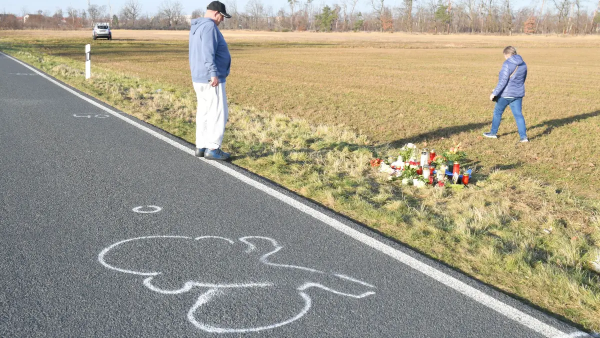 Unfallstelle Radfahrer (17) aus Wainsdorf vom Elsterschloss- Gymnasium Elsterwerda - Radwege in Peru – Tote in Deutschland : Unfallstelle Radfahrer (17) aus Wainsdorf vom Elsterschloss- Gymnasium Elsterwerda - Radwege in Peru – Tote in Deutschland
- An der Unfallstelle sind noch die bedrückenden Spuren zu sehen, die Aufschlagstelle mit dem PKW und 30 Meter weiter die Stelle, an welcher der junge Mann verstorben ist. Überall liegen noch Splitter im Gras und auf dem Feld daneben