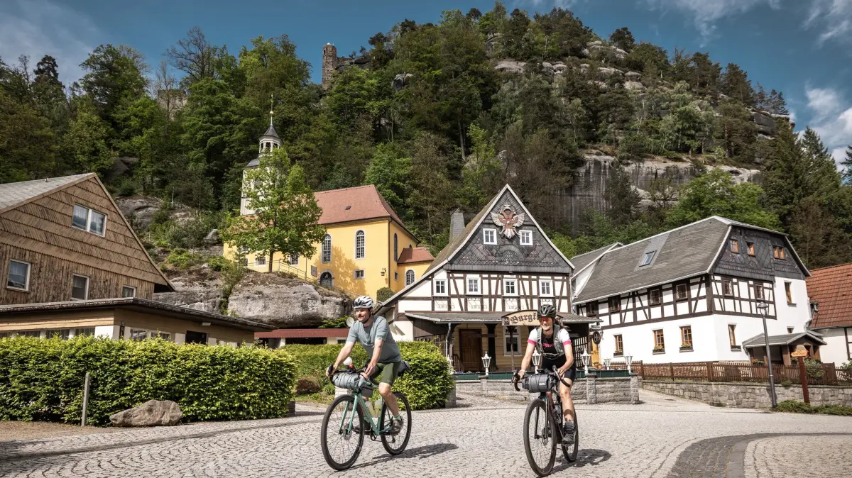 Neue Angebote an den Markt zu bringen, ist eine Aufgabe der MGO gewesen. Dazu gehört auch RockHead, eine 320 Kilometer lange Gravelbike-Strecke, die die Regionen Sächsische Schweiz und Oberlausitz miteinander überwiegend auf Schotterwegen und Landstraßen, die Navigation erfolgt über Smartphone oder GPS-Gerät. Geplant ist die Aufteilung in kleinere Rundtouren (Loops), um neue Zielgruppen anzusprechen und längere Aufenthalte zu fördern.