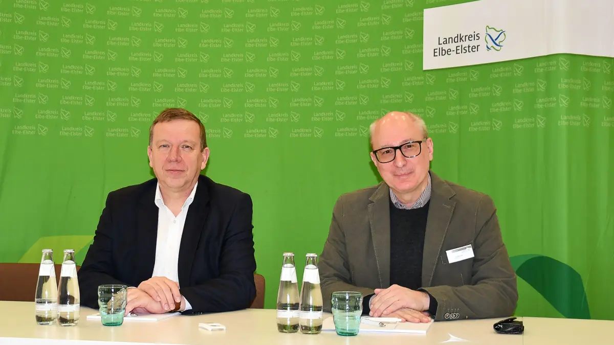 Landrat Christian Jaschinski mit Pressesprecher Torsten Hoffgaard bei der heutigen Pressekonferenz in Herzberg.