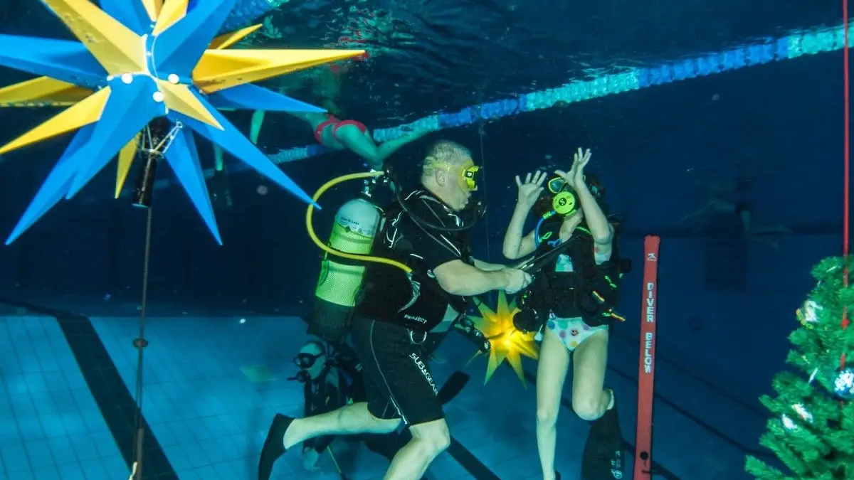 Wie schon Anfang Dezember in Görlitz, wird am 20. Dezember 2025 auch das Schwimmbad in Weißwasser weihnachtlich geschmückt mit Stern, Lichtern und Weihnachtsbaum