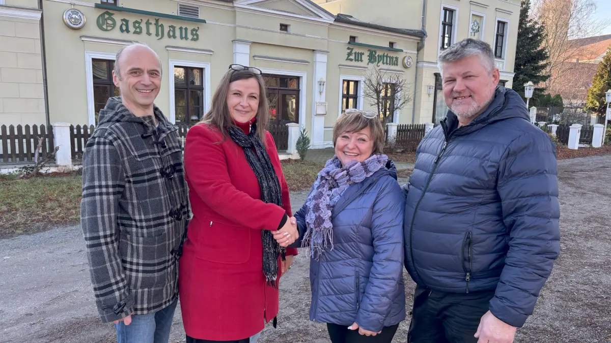 Michael und Nadine (li.) Schulze und Olga und Frank Müller (re.), die neuen Betreiber des Gasthauses „Zur Byttna“ in Straupitz.