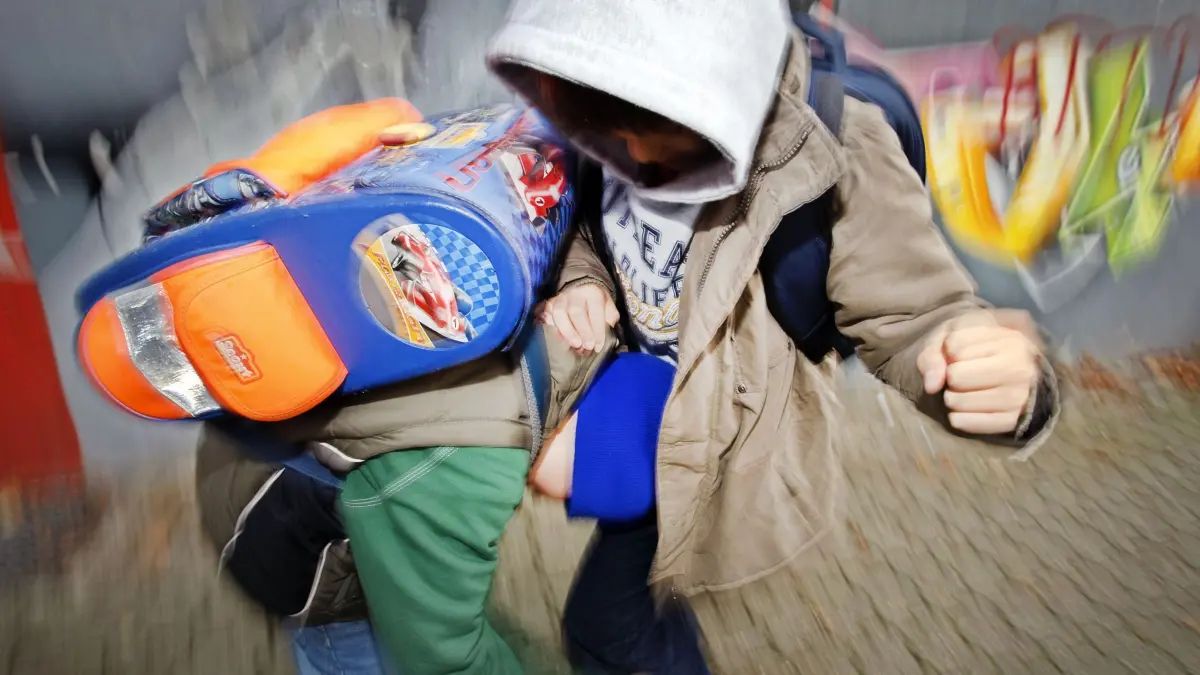 Gewalt an Schulen: ARCHIV - 26.11.2008, Nordrhein-Westfalen, Leichlingen: Zwei Schüler prügeln sich auf einem Schulhof. (zu dpa: «Deutlich weniger Gewaltfälle an Schulen im Norden gemeldet») Foto: Oliver Berg/dpa +++ dpa-Bildfunk +++