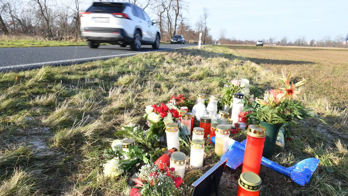Unfallstelle Radfahrer (17) aus Wainsdorf vom Elsterschloss- Gymnasium Elsterwerda - Radwege in Peru – Tote in Deutschland : Unfallstelle Radfahrer (17) aus Wainsdorf vom Elsterschloss- Gymnasium Elsterwerda - Radwege in Peru – Tote in Deutschland
- An der Unfallstelle befinden sich Blumen, viele Kerzen, Beileidsbekundungen, ein Foto zusammen mit der Fußballmannschaft und ein kleines Segelflugzeug. Der 17jährige war leidenschaftlicher Hobby- Pilot auf dem Flugplatz Riesa
