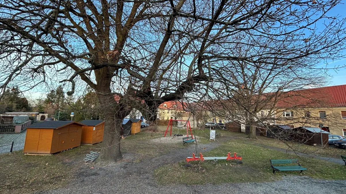 Die Hütten für den Ortrander Adventszauber sind auf dem Topfmarkt platziert. Bis zum Wochenende soll hier alles weihnachtlich geschmückt sein.