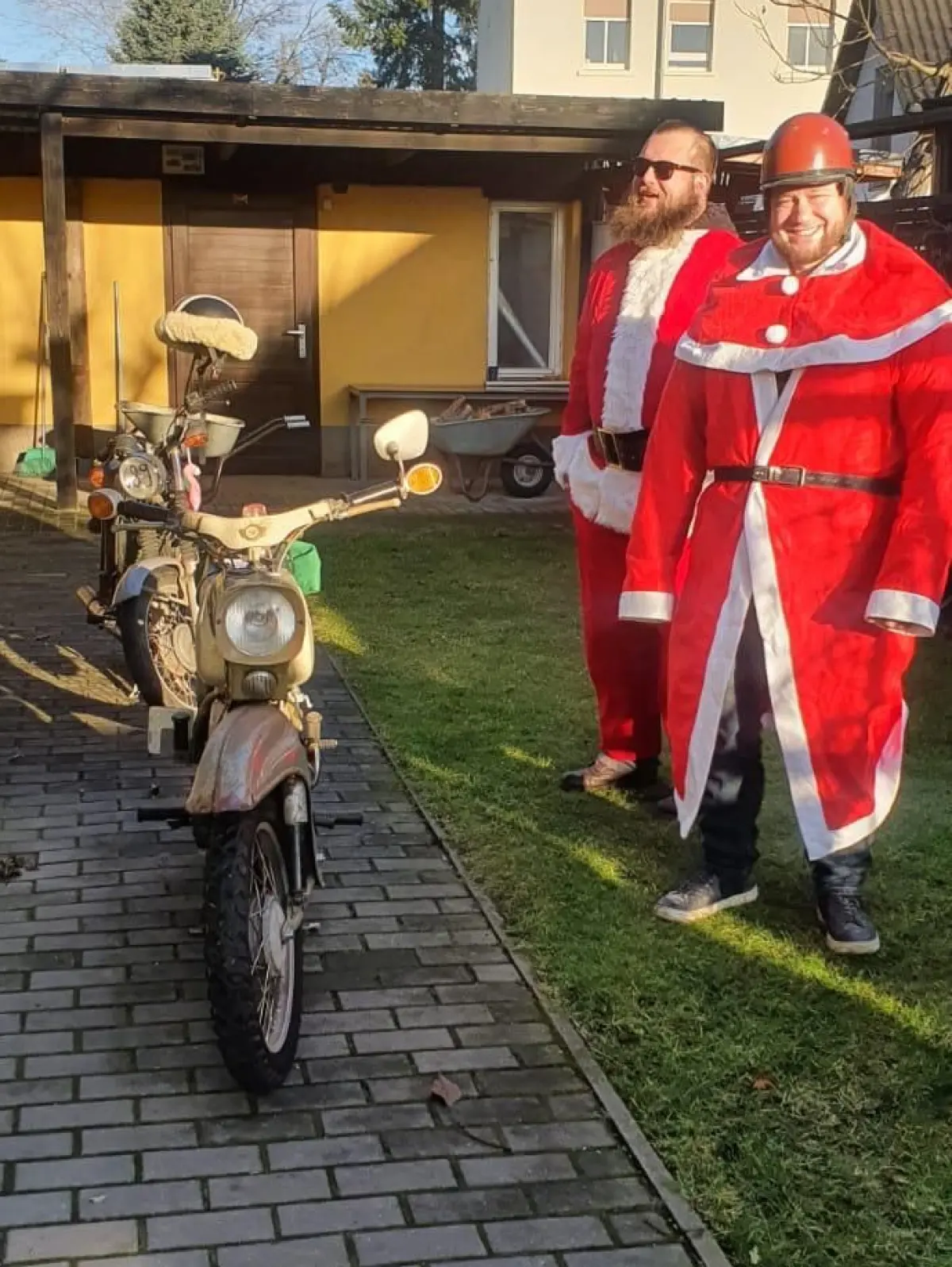 Robert Lehmann aus Lichterfeld und Marius Unverricht aus Finsterwalde haben die Tradition der Weihnachtsmänner auf einer Simson gestartet.