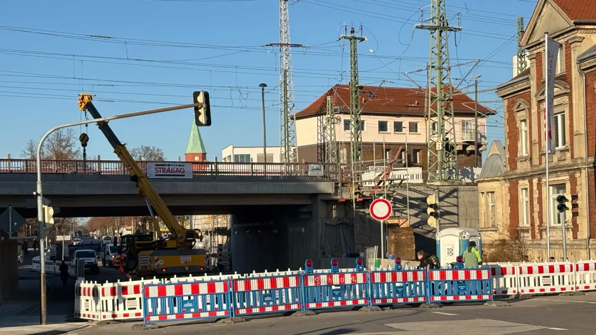 Noch ist die Durchfahrt unter der neuen Bahnbrücke in der Senftenberger Bahnhofstraße gesperrt. Das soll sich bald ändern, aber für nicht allzu lange Zeit.