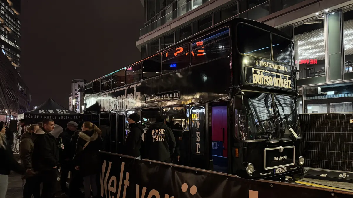 Vor der Uber Arena parkt ein Doppeldecker-Bus der Böhsen Onkelz.