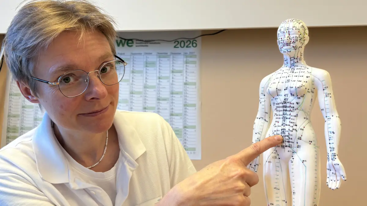 Olga Schiffer leitet die neue Schmerzklinik in Spremberg. Sie kennt sich auch mit den vielen Akupunktur-Stellen am Körper des Menschen aus.