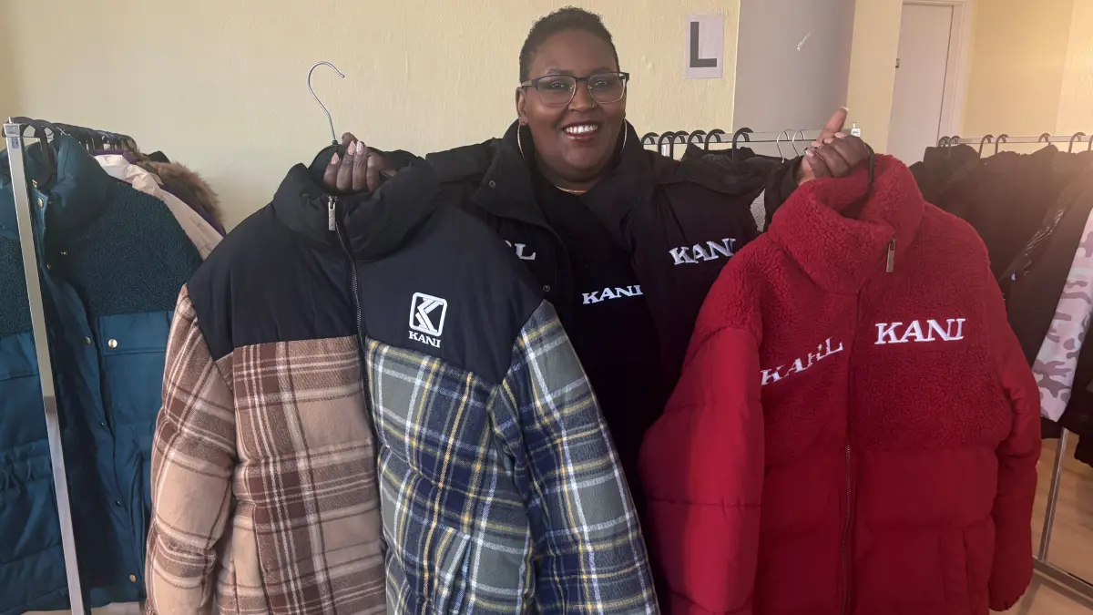 Die Forsterin Consolata Kieya ist Gründerin von Zuristock, einem nachhaltigen Pop-up-Konzept in der Cottbuser Straße 2 in Forst. Hier bietet sie Marken wie Karl Kani zum günstigen Preis an.