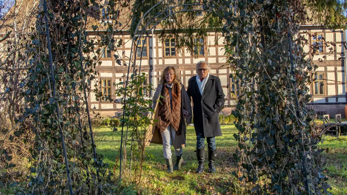 Irma Kühn-Grefte und Siegfried Kühn vor dem Herrenhaus Groß Jehser.