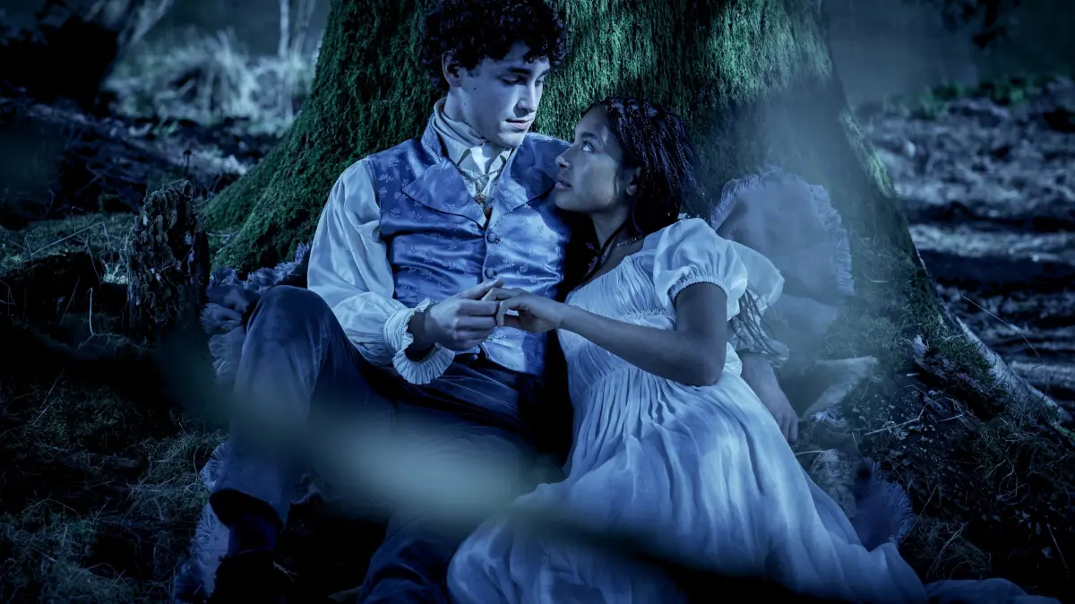 Romantik pur: Prinz Friederich (Riccardo Campione) und das Schwanenmädchen Odette (Samirah Breuer) haben sich am See gefunden.