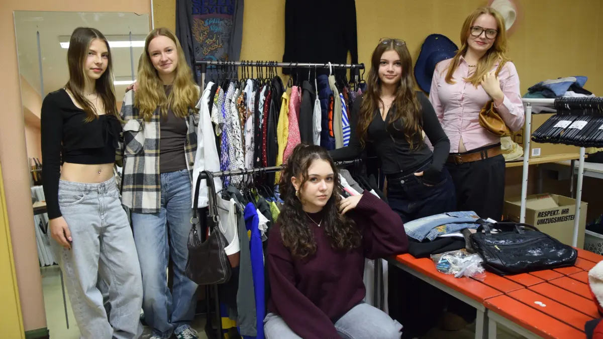 Diese fünf jungen Frauen aus Hoyerswerda organisieren eine Modenschau.