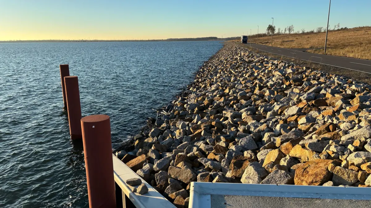 Das Gewerbegebiet Sedlitzer Nordufer reicht direkt bis an das Wasser heran. Dort werden bald wieder Bauarbeiter anrücken. Denn eine wichtige Vorrichtung fehlt noch.