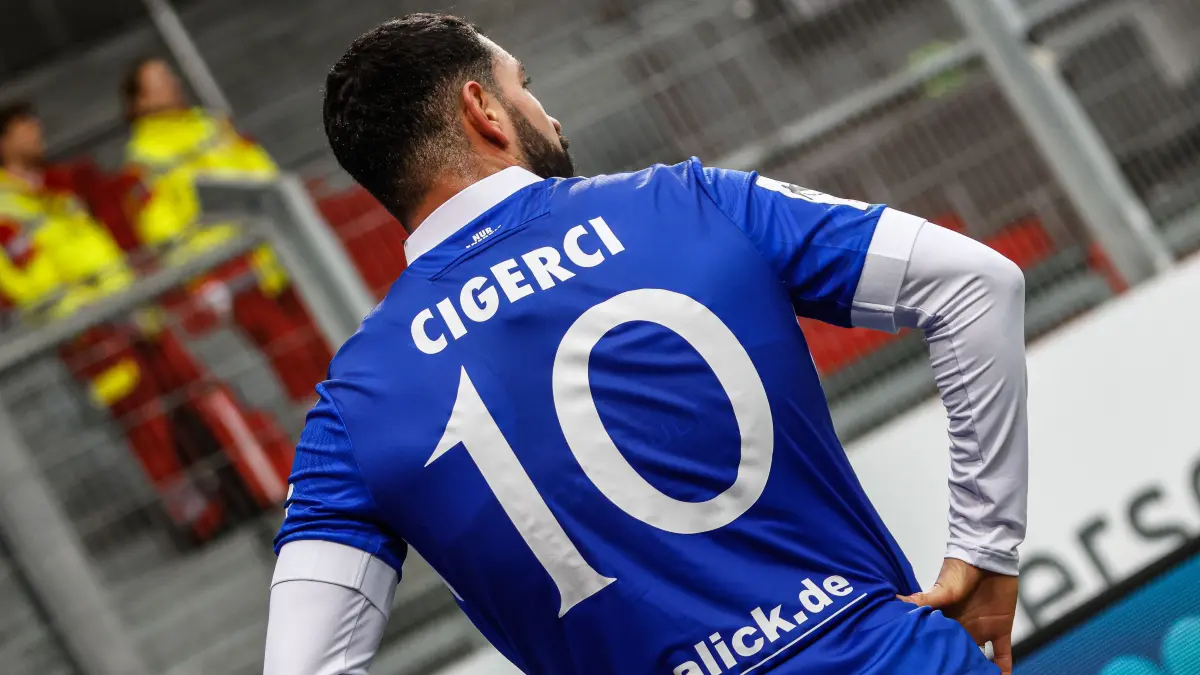 Live im TV und Stream: Energie Cottbus (hier Tolcay Cigerci) spielt in der 3. Liga gegen Jahn Regensburg.