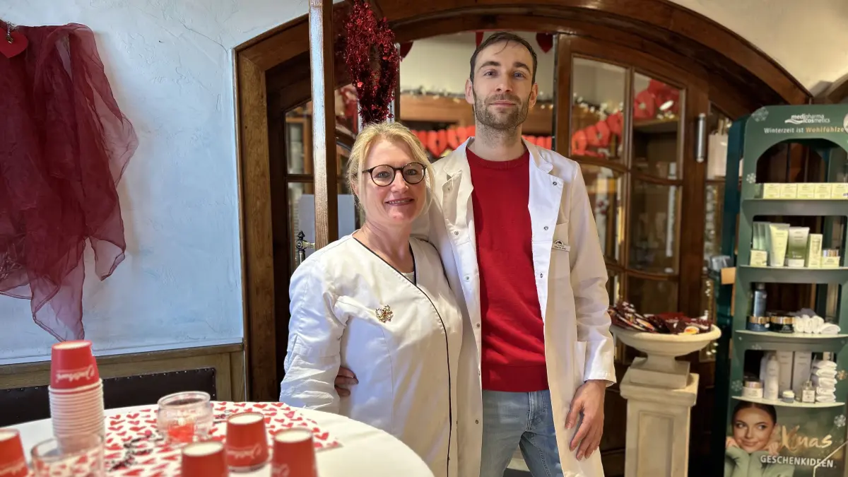 Sandra Toberna, Inhaberin der Delphinen-Apotheke in Lübben, mit ihrem Mitarbeiter Martin, der aktuell bei "Hochzeit auf den ersten Blick" (Sat.1 und Joyn) zu sehen ist.