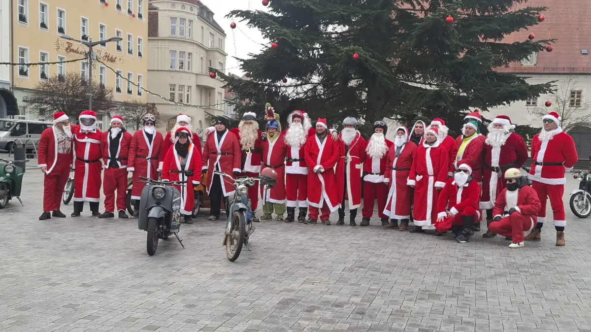 Dutzende Weihnachtsmänner auf Simson-Mopeds? Diese Tradition in Finsterwalde findet schon seit fast 10 Jahren statt.
