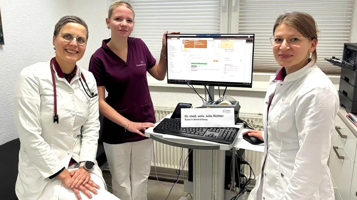 Sie sind zufrieden mit den sehr guten Arbeitsbedingungen in der Hausarztpraxis des Ärztehauses in Hirschfeld (v. l.): Dr. med. Sina Helbig, Auszubildende Zoe Richter und Dr. med. univ. Julia Richter.