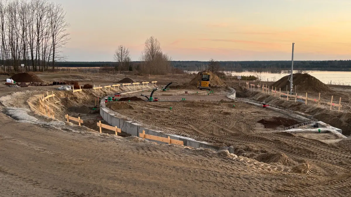 Spätnachmittägliche Impression von der Kanuhaus-Baustelle am künftigen Sedlitzer Hafen. Das Gebäude nimmt bald richtig an Fahrt auf, heißt es vom Seenland-Zweckverband.