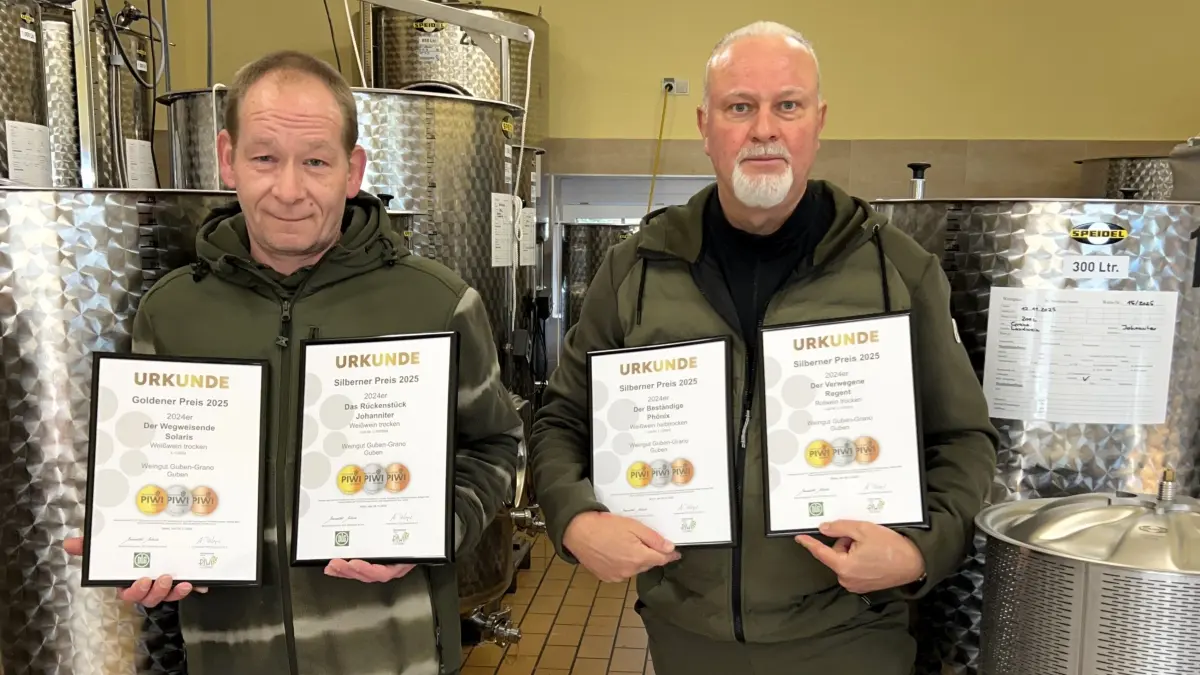 Kellermeister Mario Hornauer und Gernoth Apitz, der Inhaber des Weinguts (rechts), kümmern sich um die Herstellung der edlen Tropfen. Einige Weine sind jetzt mit einer besonderen Auszeichnung versehen worden.