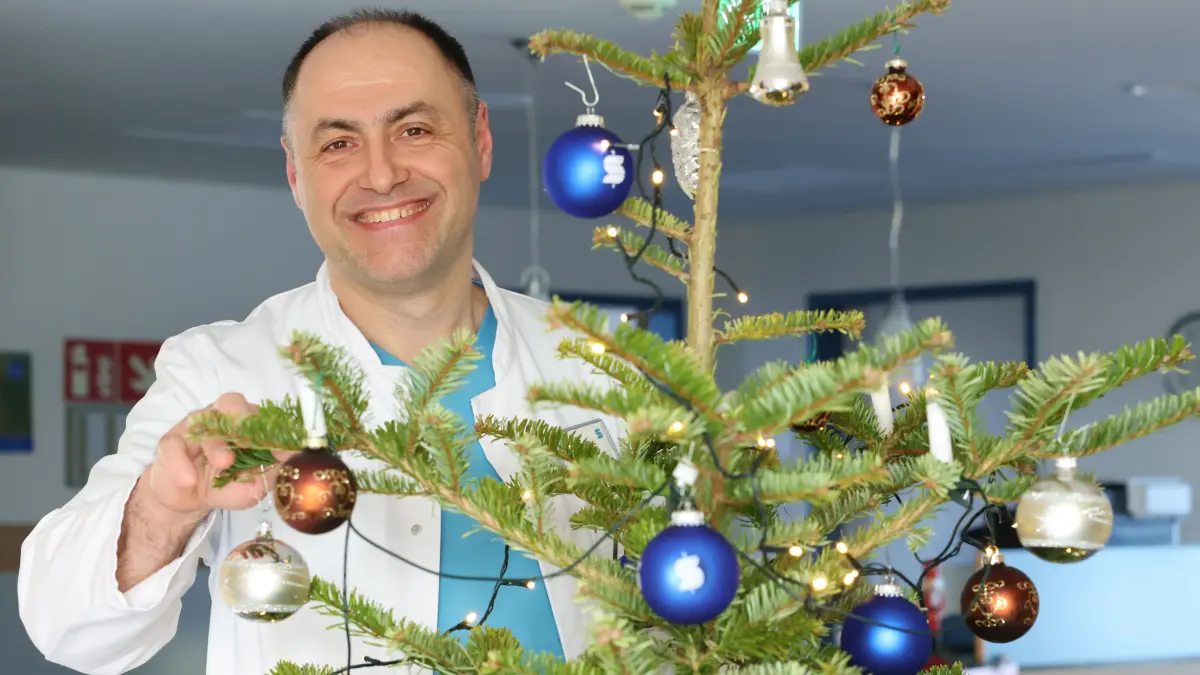 Ein Weihnachtslied auf den Lippen und Vorfreude im Herzen: Für Andrei Zaharia ist das schönste Geschenk, das er seinen Patienten machen kann, seine volle Aufmerksamkeit für ihre Fragen und Sorgen.