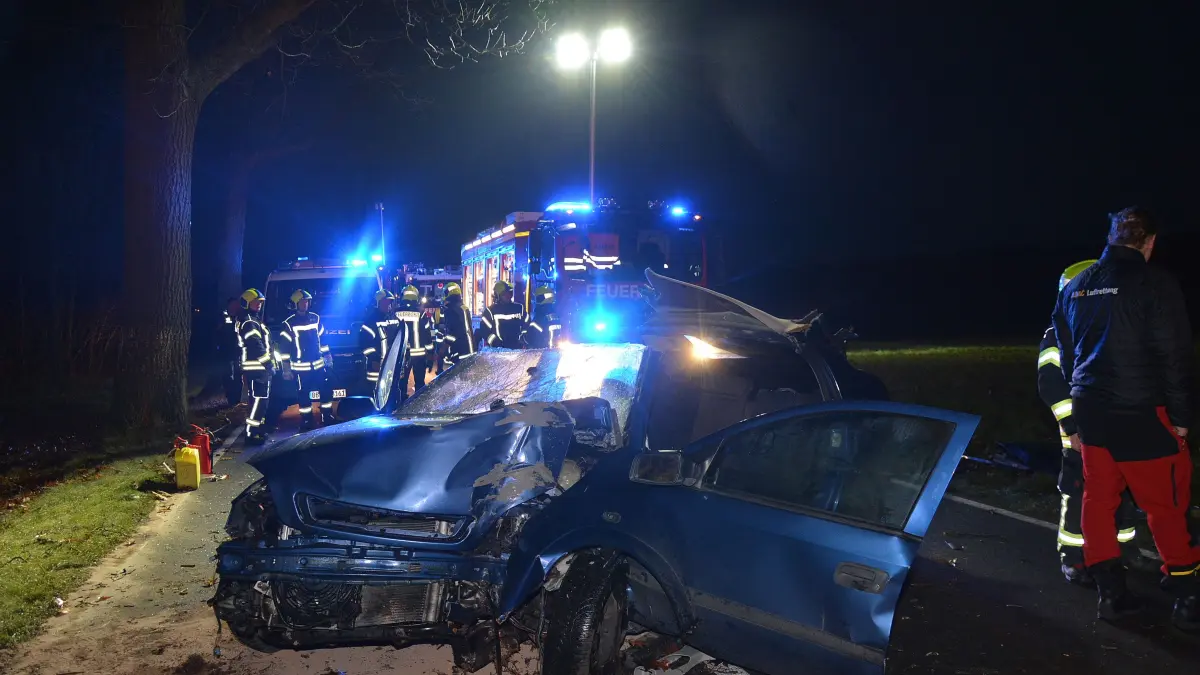 Auf der Landesstraße 48 zwischen Hornow und Wadelsdorf ist ein Autofahrer gegen einen Baum gekracht.
