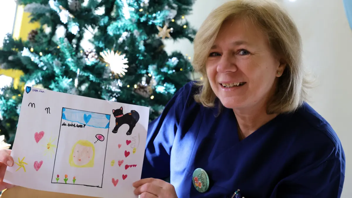 Über einen kleinen Gruß oder ein selbstgemaltes Bild freut sich Kinderkrankenschwester Sylvia Hain. Das wichtigste Geschenk für sie ist, dass die jungen Patienten wieder gesund nach Hause gehen können.