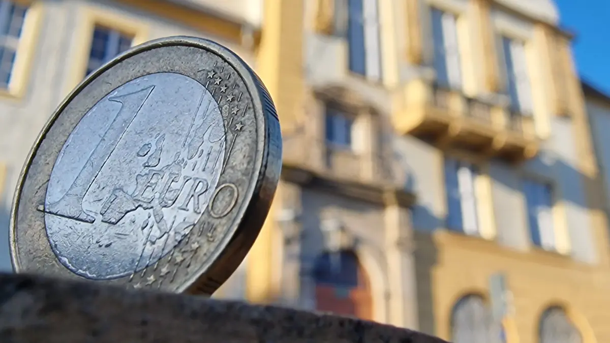 Jeden Euro einzeln rumdrehen - das reicht im Rathaus Weißwasser jetzt nicht mehr. Demnächst darf nur das Allerdrängendste ausgegeben werden - oder, was gesetzlich vorgeschrieben ist.