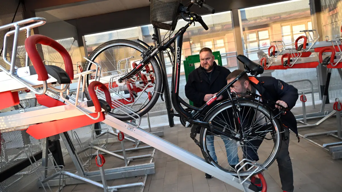 Fahrrad Parkhaus Einweihung: Das neue Fahrradparkhaus an der Südseite des Hauptbahnhofes Cottbus wurde heute feierlich eröffnet. Infrastrukturstaatssekretärin Ina Bartmann nahm gemeinsam mit dem Oberbürgermeister der Stadt Cottbus/Chóśebuz, Tobias Schick, dem Geschäftsführer des VBB, Christoph Heuing sowie Michael Fugel, Geschäftsführer von infraVelo teil. Mit 186 komfortablen Stellplätzen – darunter Sammelschließanlagen, sicheren Abstellmöglichkeiten für Lastenräder und Kinderanhängern und modernen Doppelstockparkern – bietet die Anlage Pendlerinnen und Pendlern ab sofort einen attraktiven Service für den Alltag.
