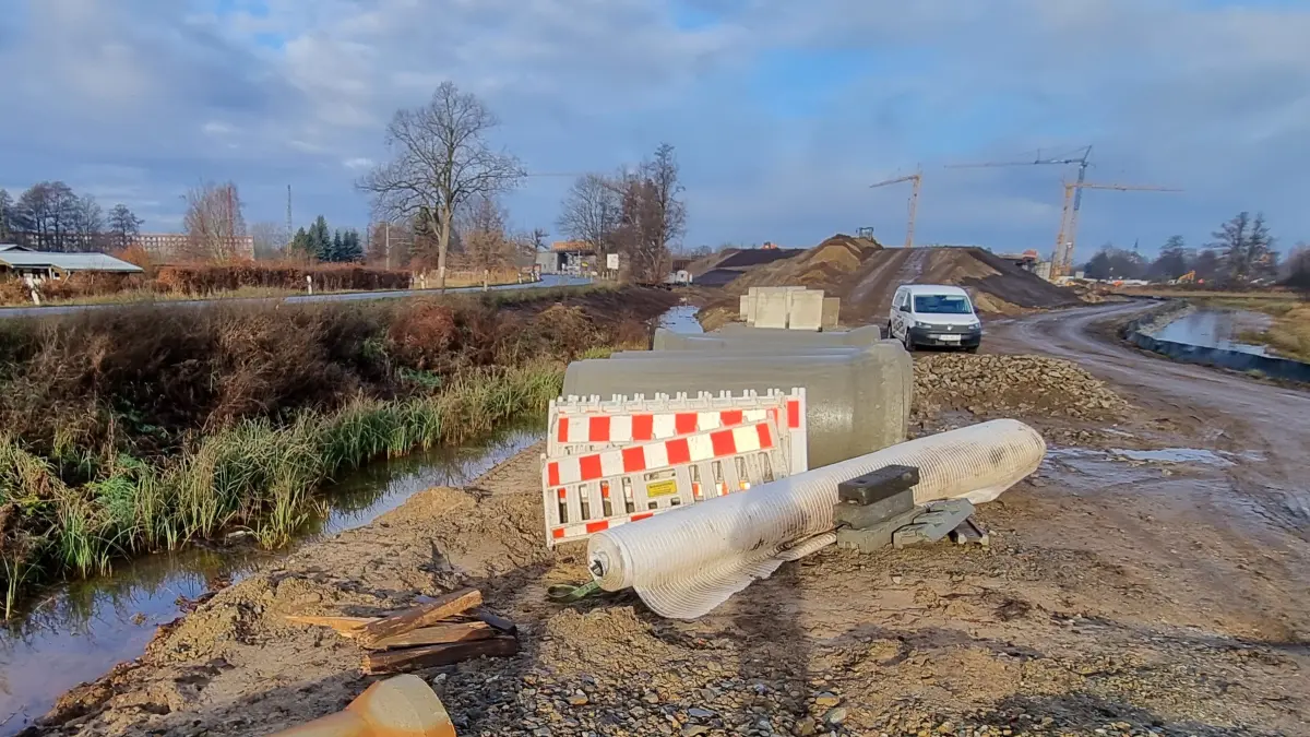 Das Grebbinfließ kurz vor dem in Bau befindlichen Hochkreisel in Lübbenau. Links der alte Verlauf parallel zur L49, rechts der neu geschaffene Verlauf zur Gleistrasse Lübbenau-Cottbus.
