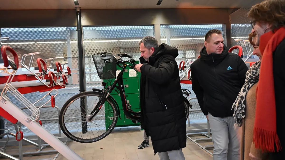 Fahrrad Parkhaus Einweihung: Das neue Fahrradparkhaus an der Südseite des Hauptbahnhofes Cottbus wurde heute feierlich eröffnet. Infrastrukturstaatssekretärin Ina Bartmann nahm gemeinsam mit dem Oberbürgermeister der Stadt Cottbus/Chóśebuz, Tobias Schick, dem Geschäftsführer des VBB, Christoph Heuing sowie Michael Fugel, Geschäftsführer von infraVelo teil. Mit 186 komfortablen Stellplätzen – darunter Sammelschließanlagen, sicheren Abstellmöglichkeiten für Lastenräder und Kinderanhängern und modernen Doppelstockparkern – bietet die Anlage Pendlerinnen und Pendlern ab sofort einen attraktiven Service für den Alltag.