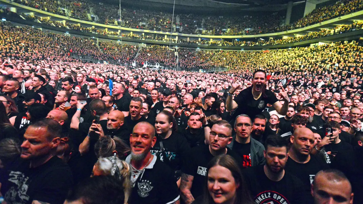 Die Fans in der ausverkauften Uber Arena beim ersten von zwei Berlin-Konzerten der Böhsen Onkelz.