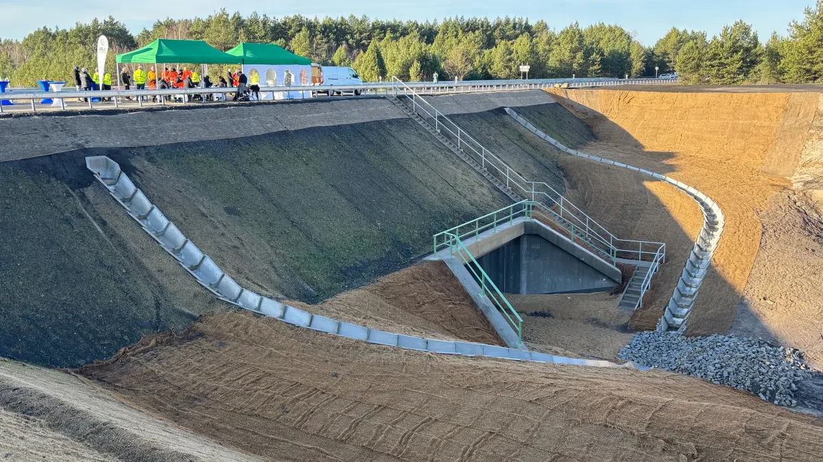 Impression von der neuen Brücke der L60, die hier den Ableiter zwischen der Schwarzen Keute und der Mastkippe überquert.