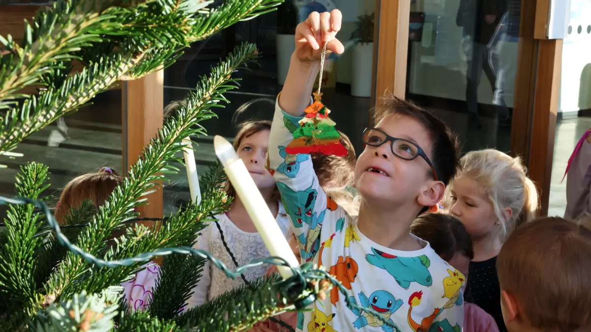 Mit liebevoll selbstgebasteltem Baumschmuck haben Kita-Kinder im Advent die Weihnachtsbäume im Foyer der Krankenhäuser in Lauchhammer und Senftenberg geschmückt und den Patienten, Besuchern und Mitarbeitenden mit dieser kleinen Geste eine große Freude bereitet.
