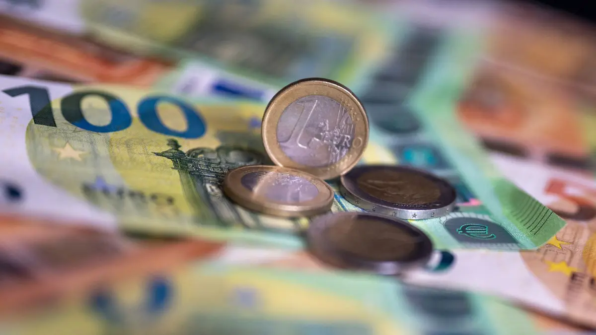 ARCHIV - 21.08.2023, Berlin: Geldscheine mit dem Wert von 100 und 50 Euro und Münzen liegen auf einem Tisch. (Symbolbild). (zu dpa: «Wie viel Geld Bremen in den nächsten Jahren ausgeben will») Foto: Monika Skolimowska/dpa +++ dpa-Bildfunk +++