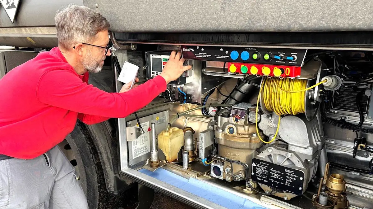 Im Geräteschrank des Tankfahrzeuges mit Heizöl stellt Mario Friedel die Abgabemenge für den nächsten Kunden ein. Dann kann es von Elsterwerda aus auch schon auf die Reise gehen.