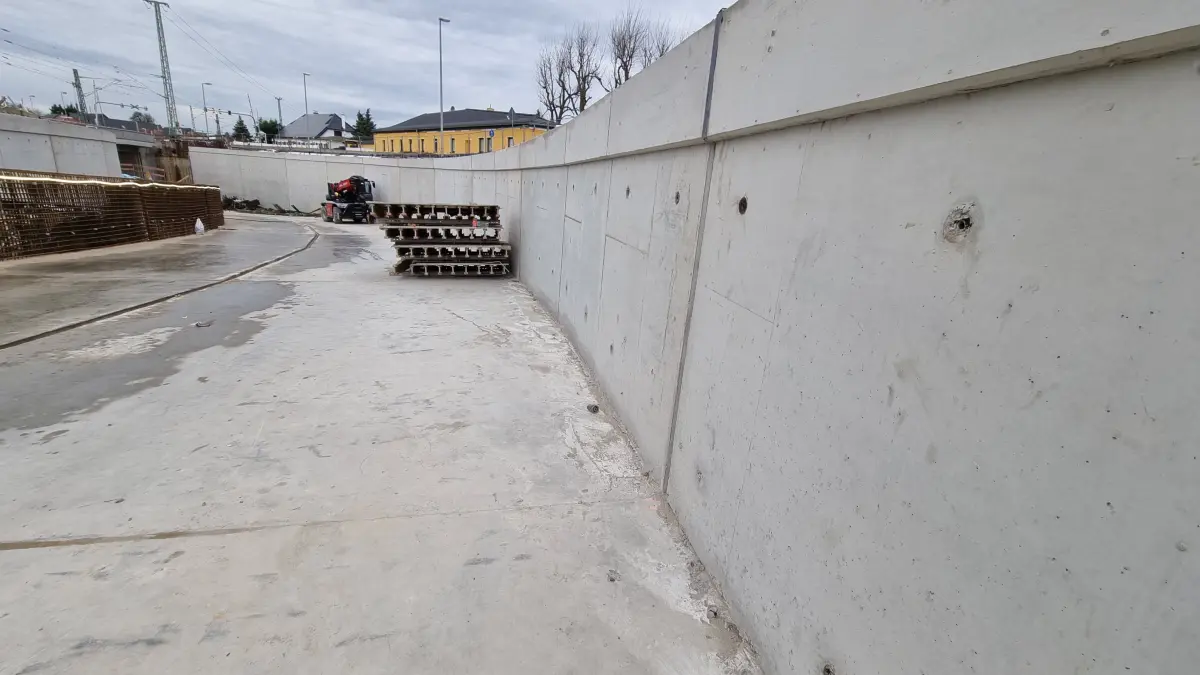 Tausende Kubikmeter Beton werden verbaut für die Straßenunterführung an der Gleisstrecke in Lübbenau.