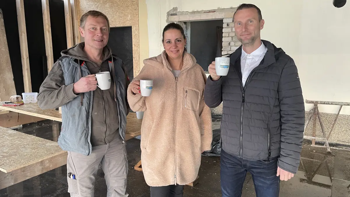 Den ersten Kaffee gab es schonmal in der künftigen Gastronomie der Lauchzeit im Grünewalder Lauch. Getrunken haben ihn Torsten Scholz (l.), Anja Scholz und Enrico Schiemang.