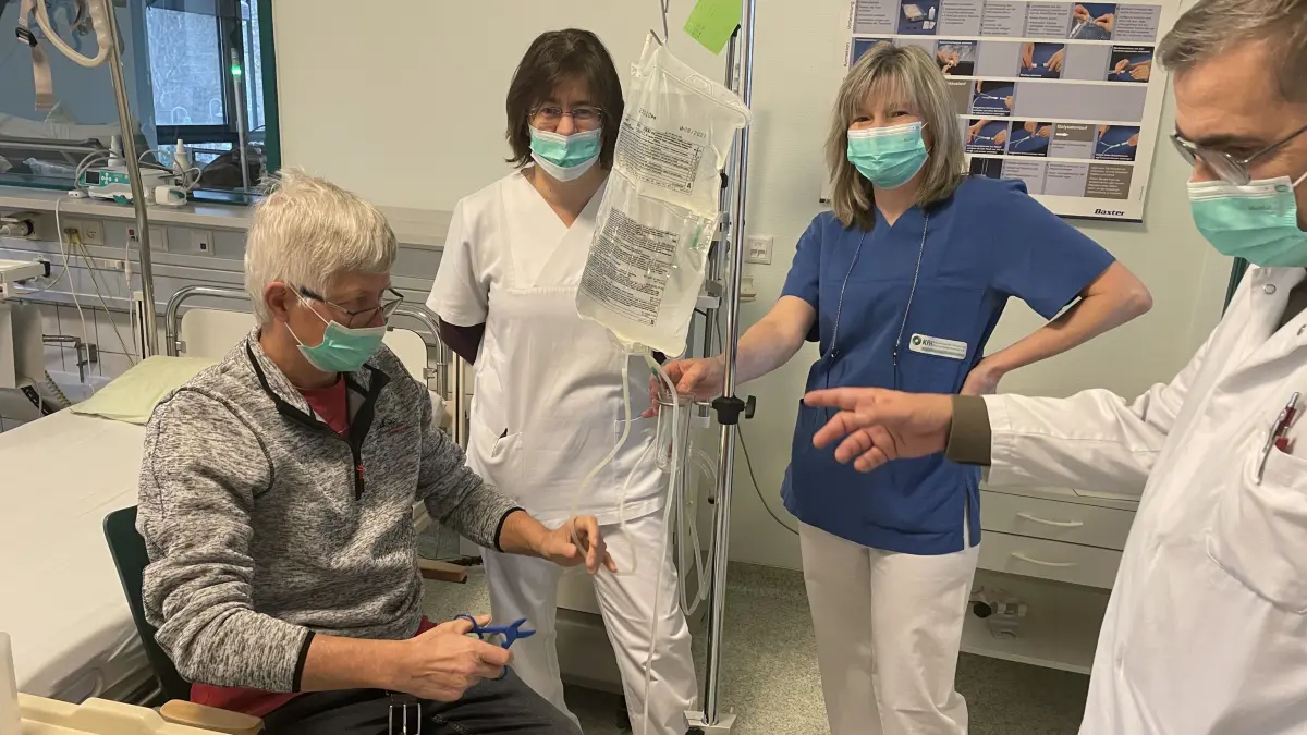 Rolf Müller aus Finsterwalde hat kürzlich im Krankenhaus Finsterwalde den für die Dialyse erforderlichen Katheder eingesetzt bekommen. Den richtigen Umgang erlernt er nun von Claudia Kümpfel, Antje Alsdorf und Prof. Dr. Beige.